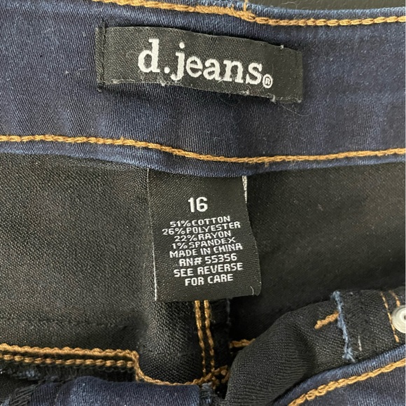 Women’s D. jean shorts. Size 16 - Picture 2 of 3
